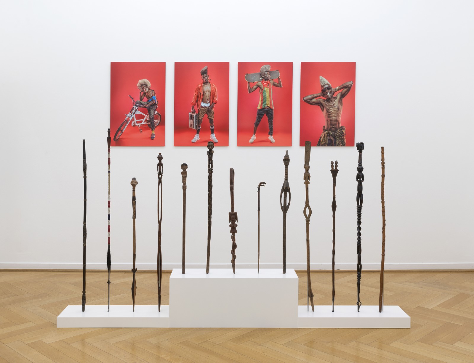 Ausstellungsansicht GREY IS THE NEW PINK im Weltkulturen Museum mit Würdestäben, Sammlung Weltkulturen Museum, und Werken von Osborne Macharia