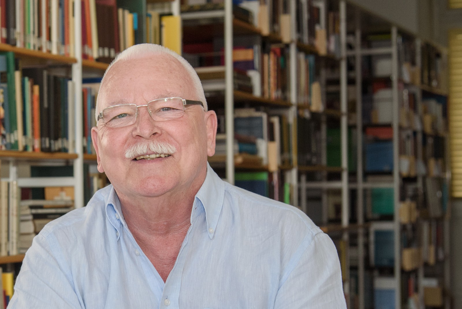 Roland Schneider in der Bibliothek des Weltkulturen Museums. Foto: Claudia Bodens