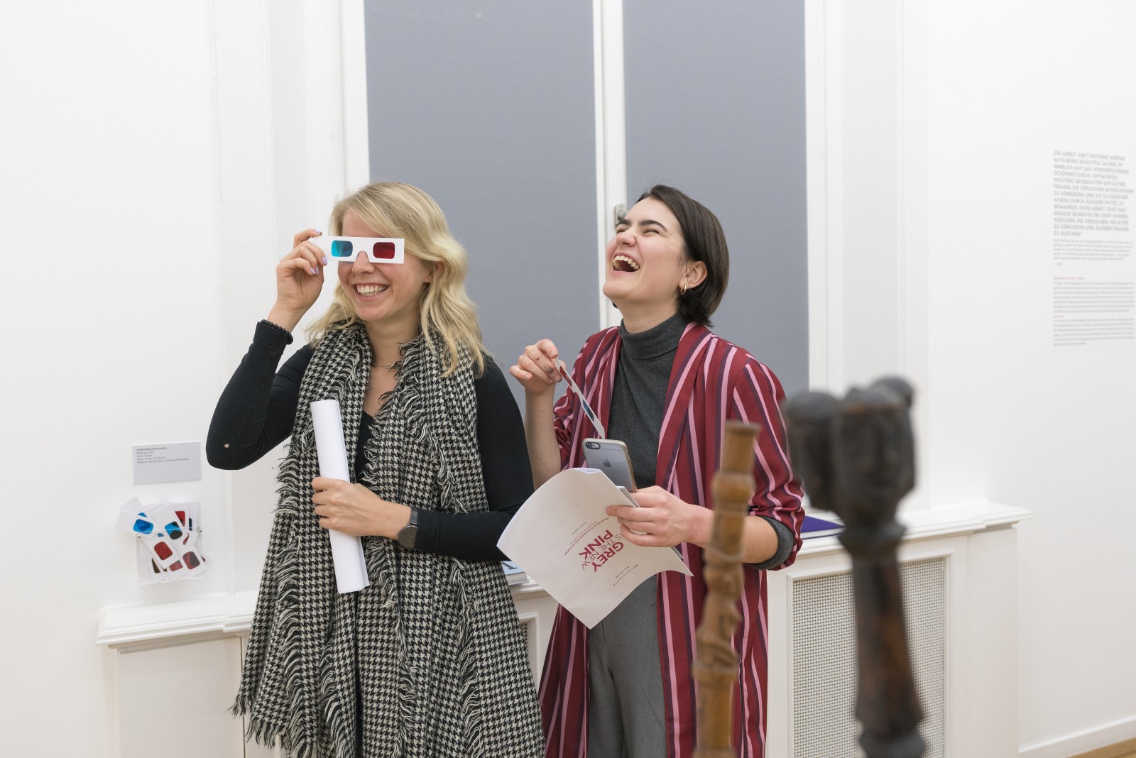 Besucherinnen in der Ausstellung GREY IS THE NEW PINK im Weltkulturen Museum. Foto: Wolfgang Günzel 2018