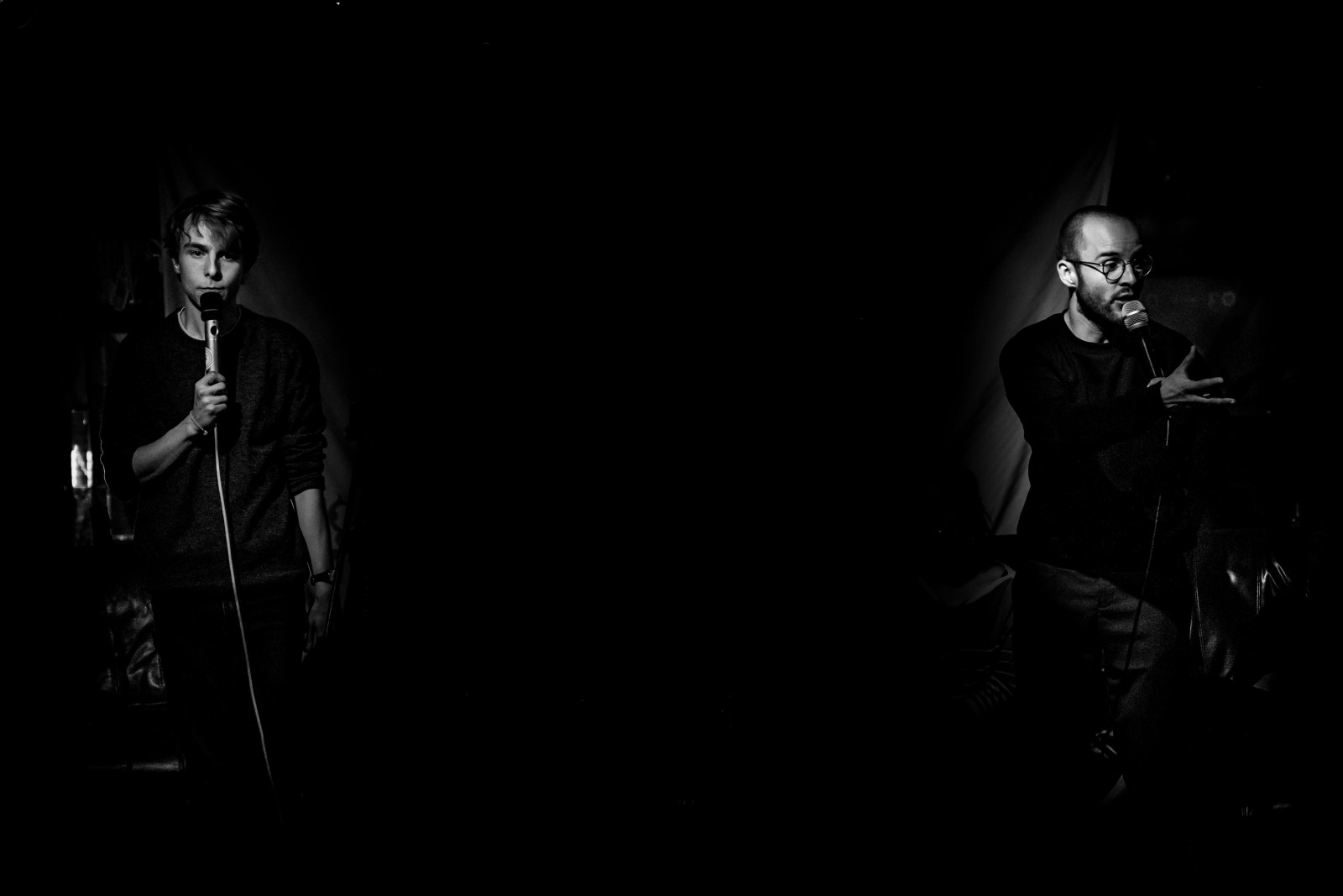 Die Poetry Slammer Samuel Kramer und Finn Holitzka in Aktion. Foto: Sascha Klacke