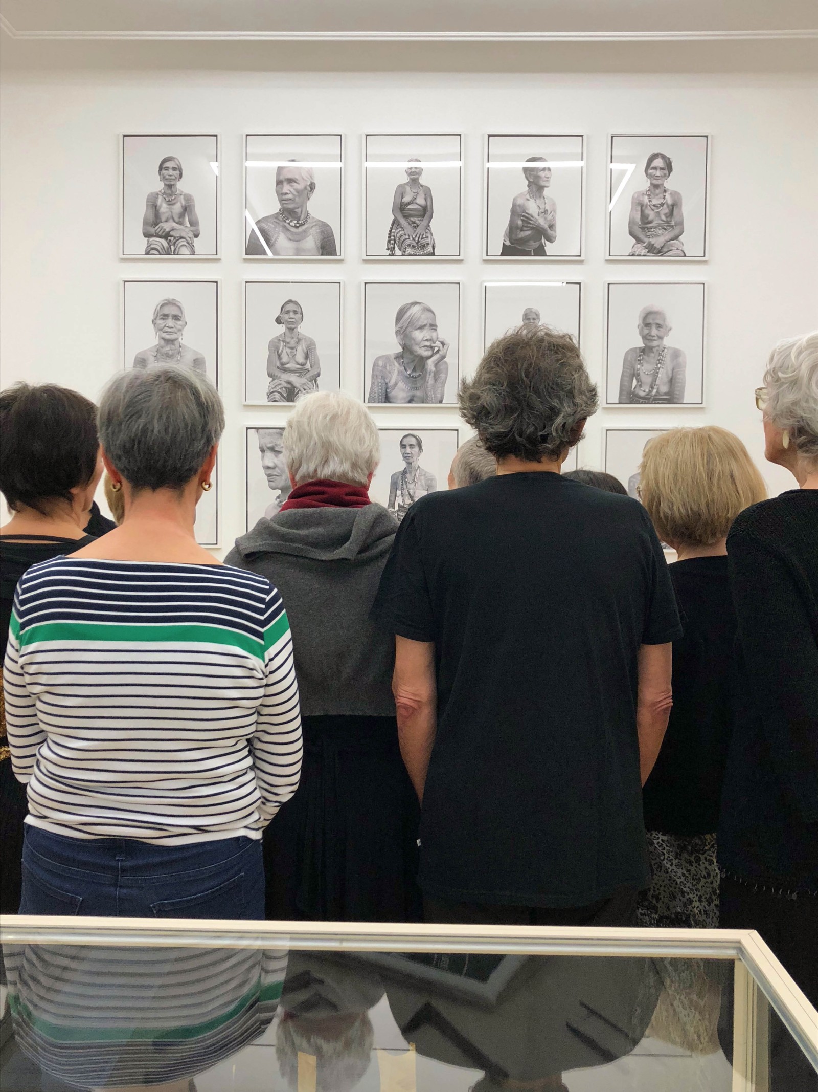 Proben des Tanzklub Ü60 in der Ausstellung GREY IS THE NEW PINK mit Werken von Jake Verzhosa im Weltkulturen Museum. Foto: Noelle Kuhley 2019