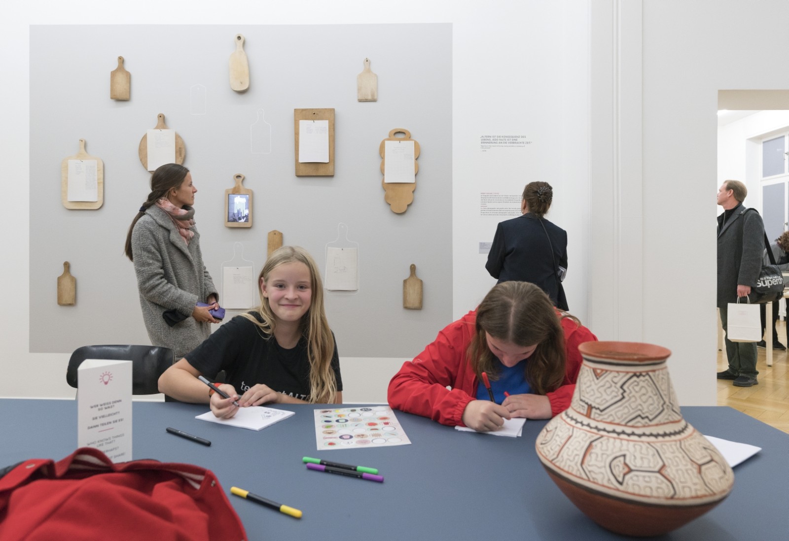 Kinder in der Ausstellung GREY IS THE NEW PINK mit Kunstprojekt „Vierzäh Tag hinterm Mond“ von Meret Buser im Weltkulturen Museum 2018