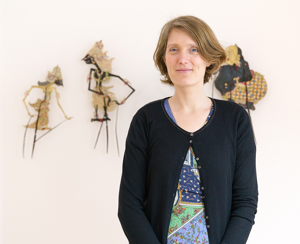 Vanessa von Gliszczynski in der Ausstellung „GRÜNER HIMMEL, BLAUES GRAS. Farben ordnen Welten“. Weltkulturen Museum 2021. Foto: Wolfgang Günzel