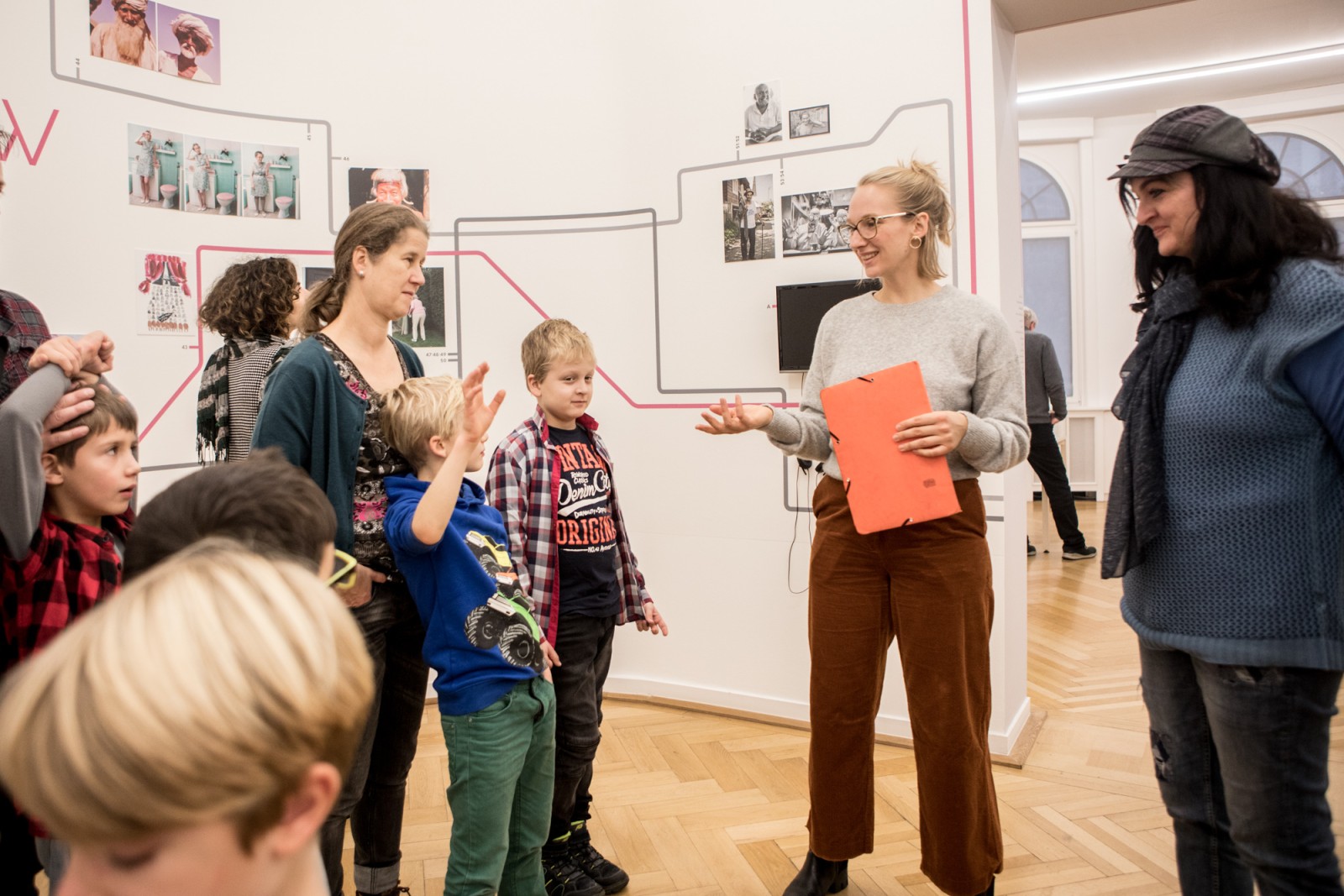 Workshop in der Ausstellung GREY IS THE NEW PINK im Weltkulturen Museum. Foto: Salar Baygan 2018