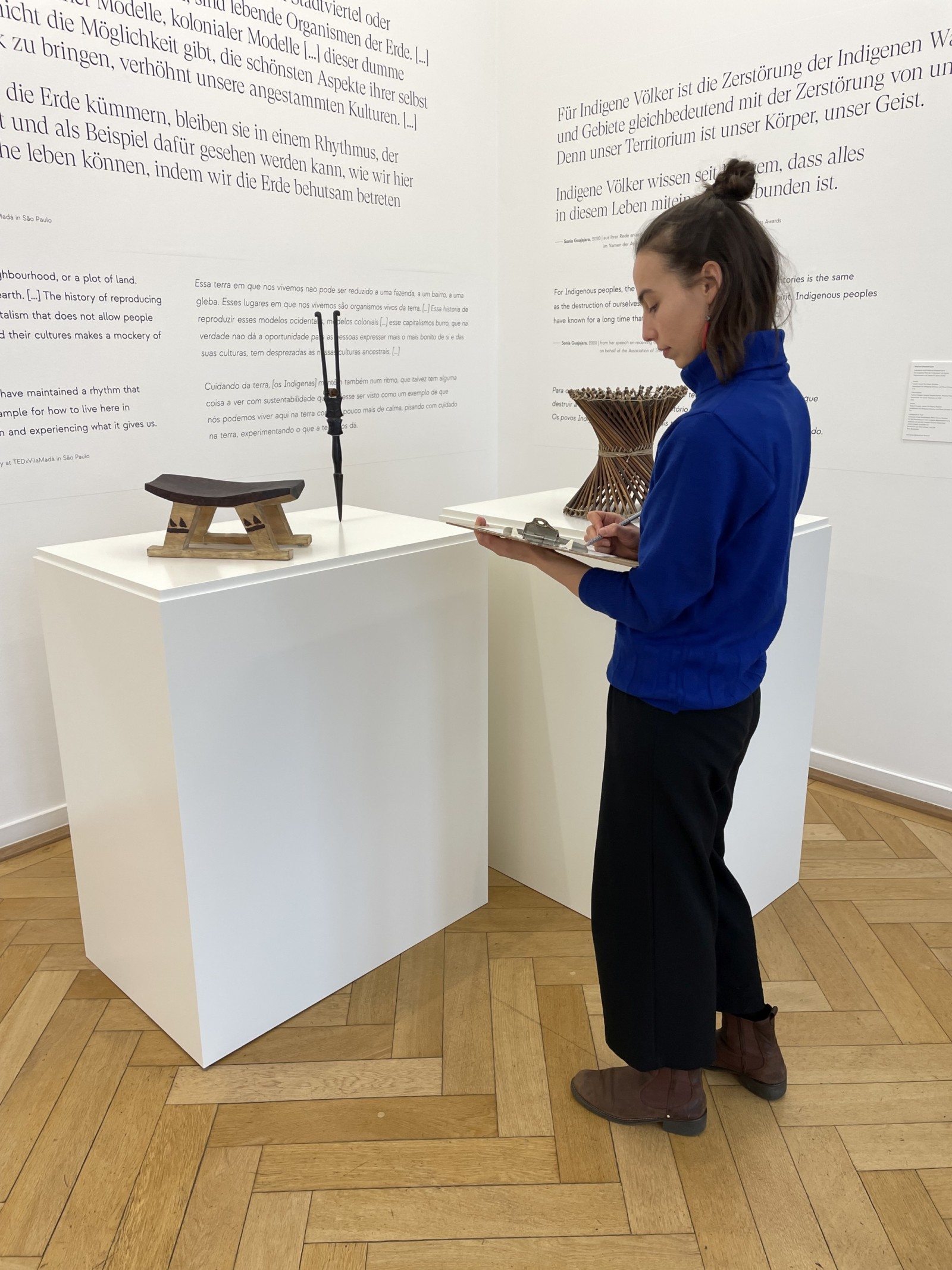 Zeichnen im Weltkulturen Museum. Foto Malin Mohr, 2023