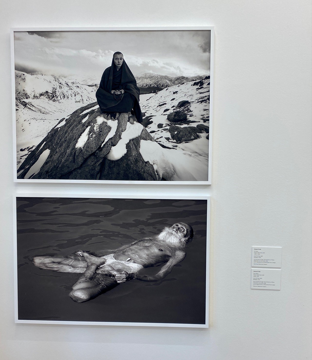 Ausstellungsansicht. Fotografien von Michael O'Neill in "healing. Leben im Gleichgewicht". Weltkulturen Museum 2022. Foto: Wolfgang Günzel