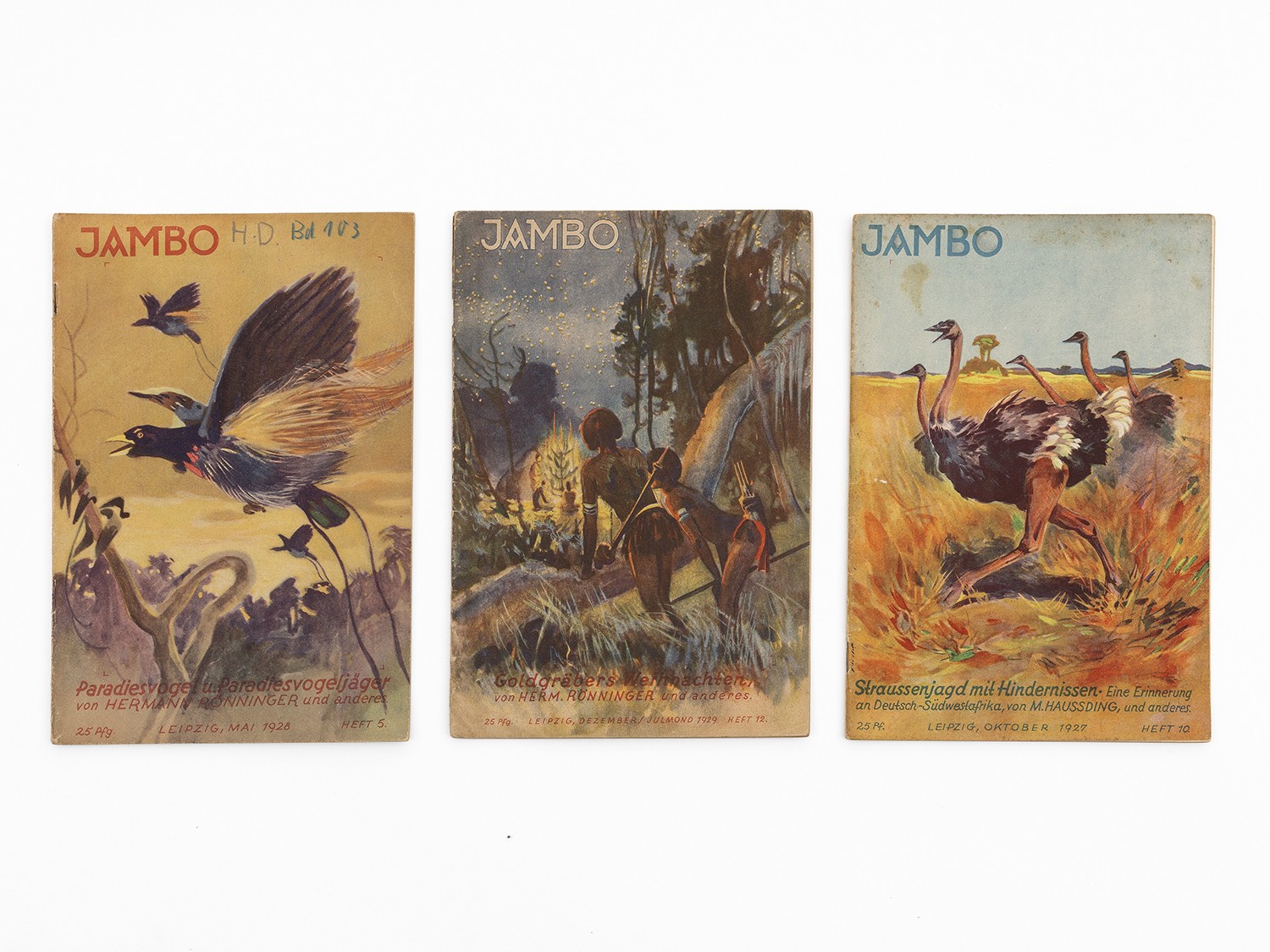 Titelbilder der Heftreihe „Jambo“, mit Erzählungen von Hermann (Hans Meier) Rönninger, 1927-1929, Sammlung Weltkulturen Museum. Foto: Wolfgang Günzel