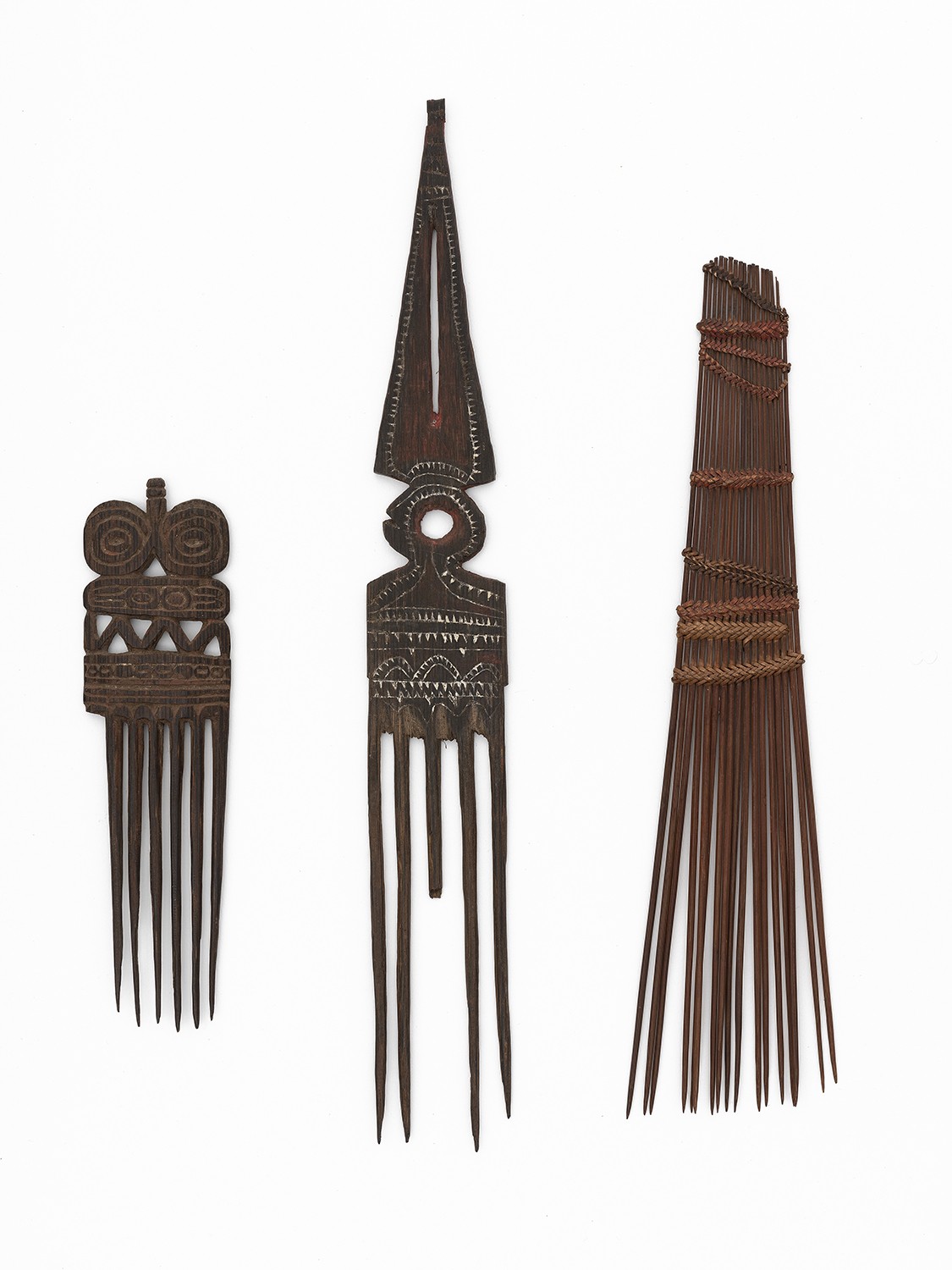 Schmuckkämme. Sammler: Hans Meier 1904/1905, Ankauf von Hans Höllerer 1906, Sammlung Weltkulturen Museum. Foto: Wolfgang Günzel