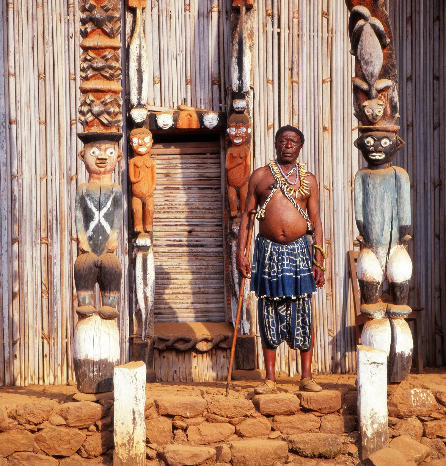 König vor dem Eingang seines Palastes; Tikar, Kamerun, Westafrika; Foto: Hermann Schlenker, 1978