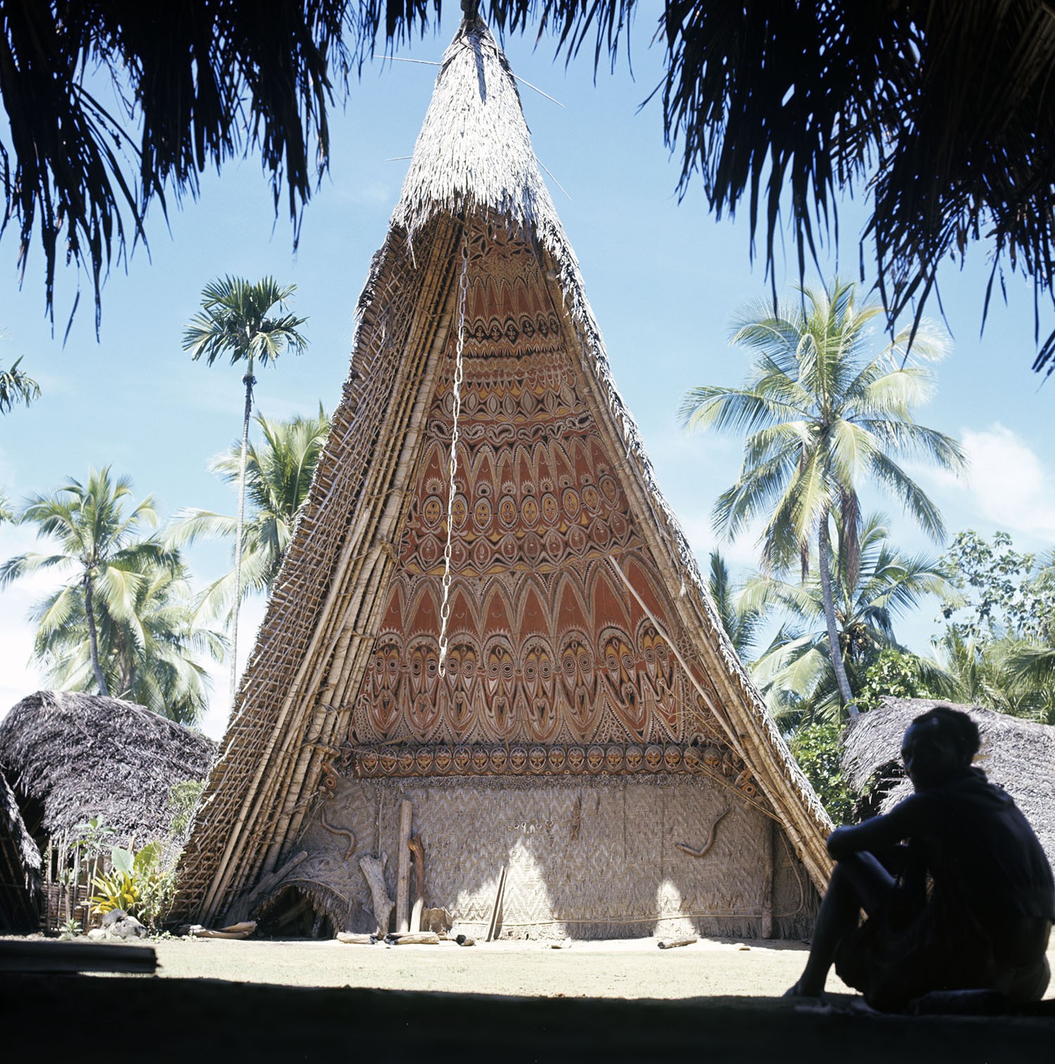 Männerhaus; Maprik, East Sepik, Papua-Neuguinea; Foto: Hermann Schlenker, 1973/74