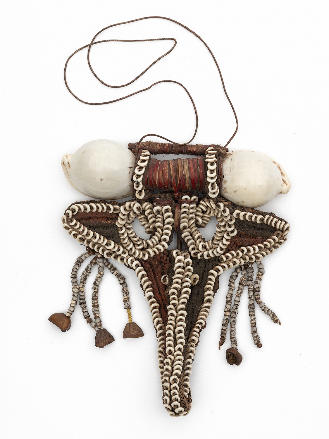 Brustschmuck; Pflanzenfasern, Schneckengehäuse (Nassa, Ovula), rote Blattumwicklung, Samen der Hiobsträne; Ankauf: Hans Höllerer 1906; Sammlung: Weltkulturen Museum. Foto: Wolfgang Günzel