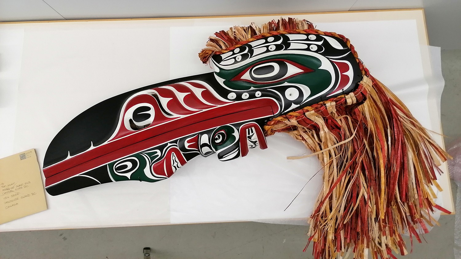 Tom Hunt, Tanzmaske für den höchstrangigen Hamatsa-Tanz, Rabe, 2020. Zedernholz, Zedernbast, 115 x 40x 25 cm. Foto: Weltkulturen Museum.