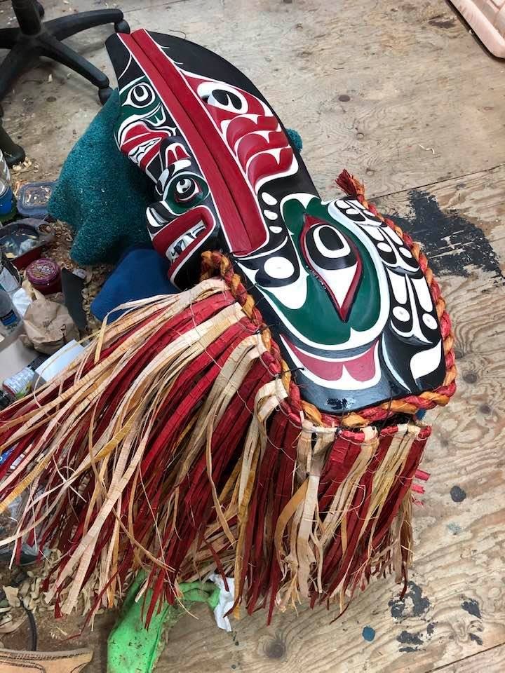 Tom Hunt, Tanzmaske für den höchstrangigen Hamatsa-Tanz, Rabe, 2020. Zedernholz, Zedernbast, 115 x 40x 25 cm