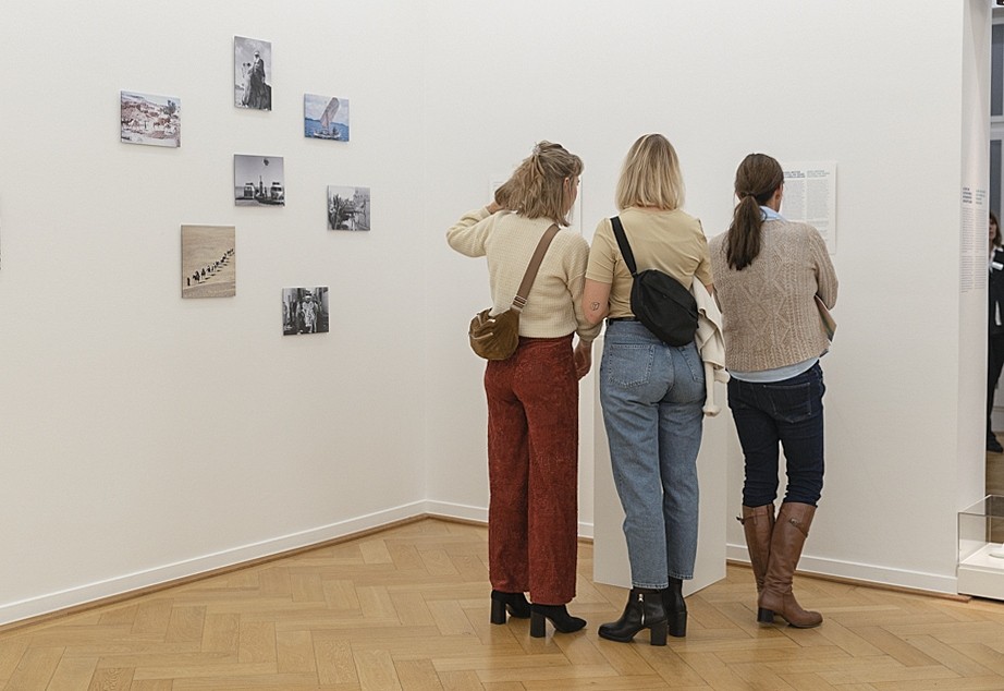 Besucherinnen in der Ausstellung WELTENBEWEGEND im Weltkulturen Museum