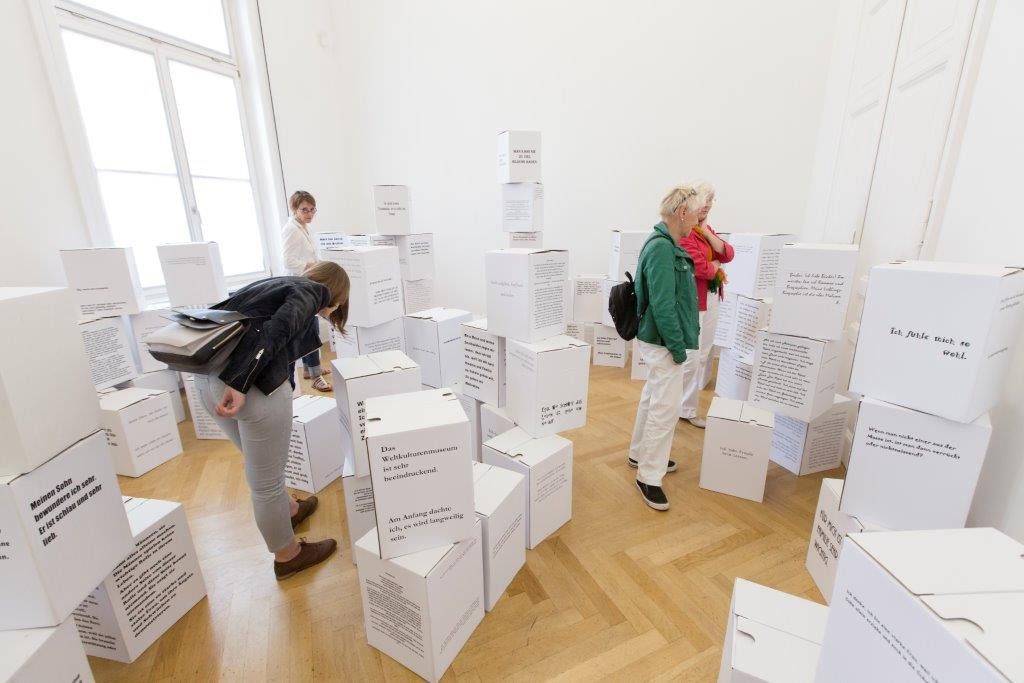 Besucher*innen in der Ausstellung „Eule kommt“, Weltkulturen Museum