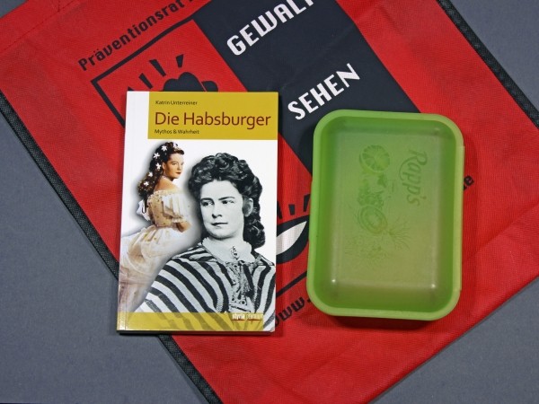 Brot und Spiele - Obst und Bücher, Weltkulturen Museum, 2018