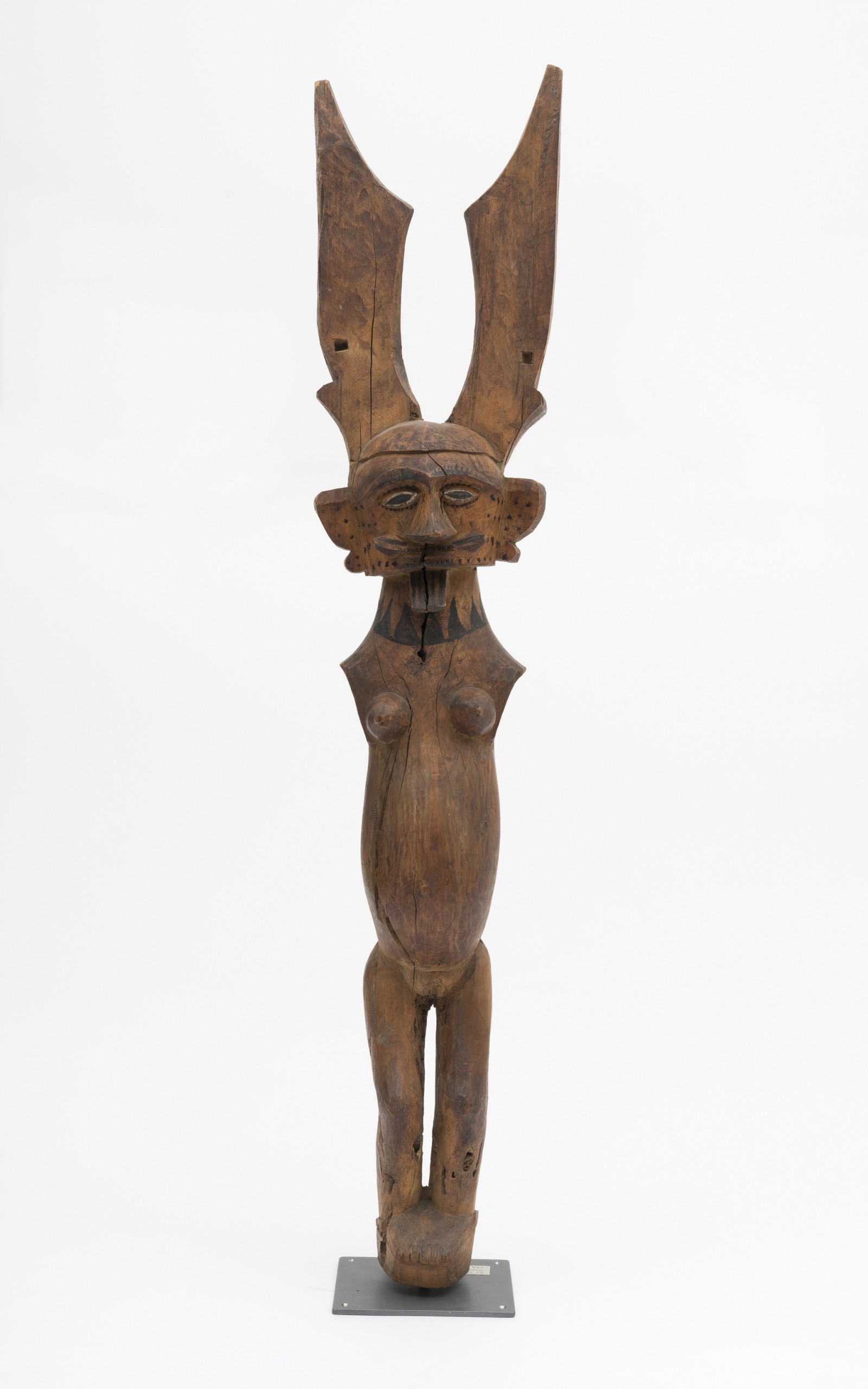 Did this ancestor figure from Nias, Indonesia come to Europe through missionaries? Acquisition at Kunsthandel Aalderink, Amsterdam, April 1941, Collection Weltkulturen Museum