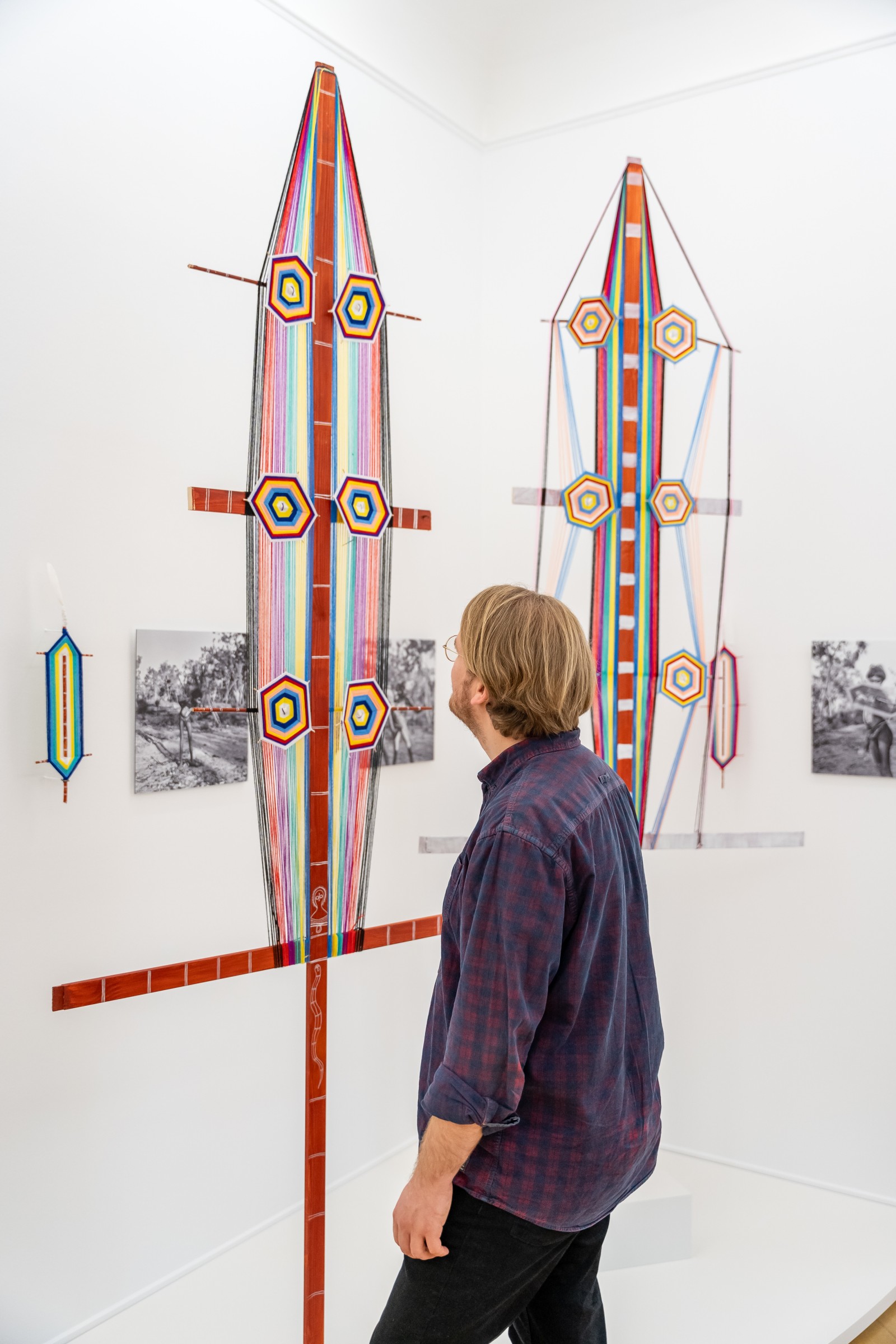 Visitior in the exhibition "Country bin pull'em". Photo: Esra Klein