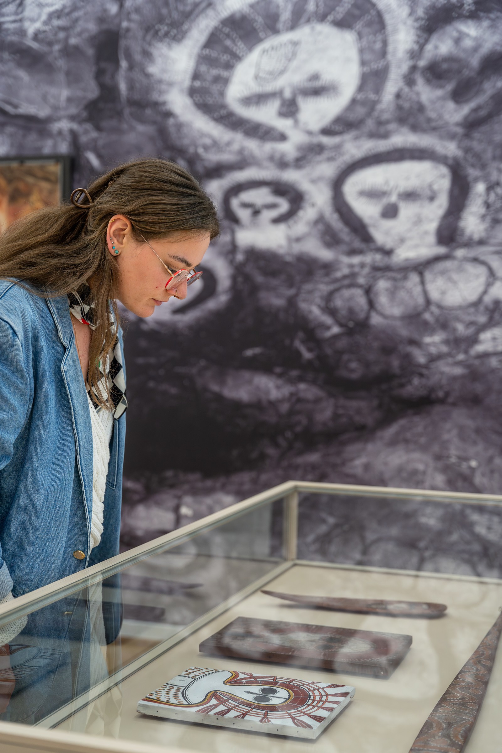 Visitior in the exhibition "Country bin pull'em". Photo: Esra Klein