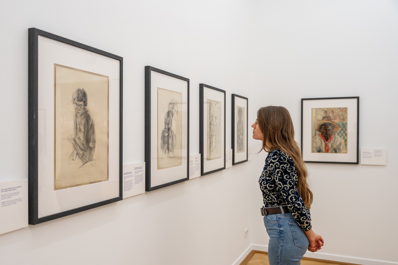 Visitior in the exhibition "Country bin pull'em". Photo: Esra Klein