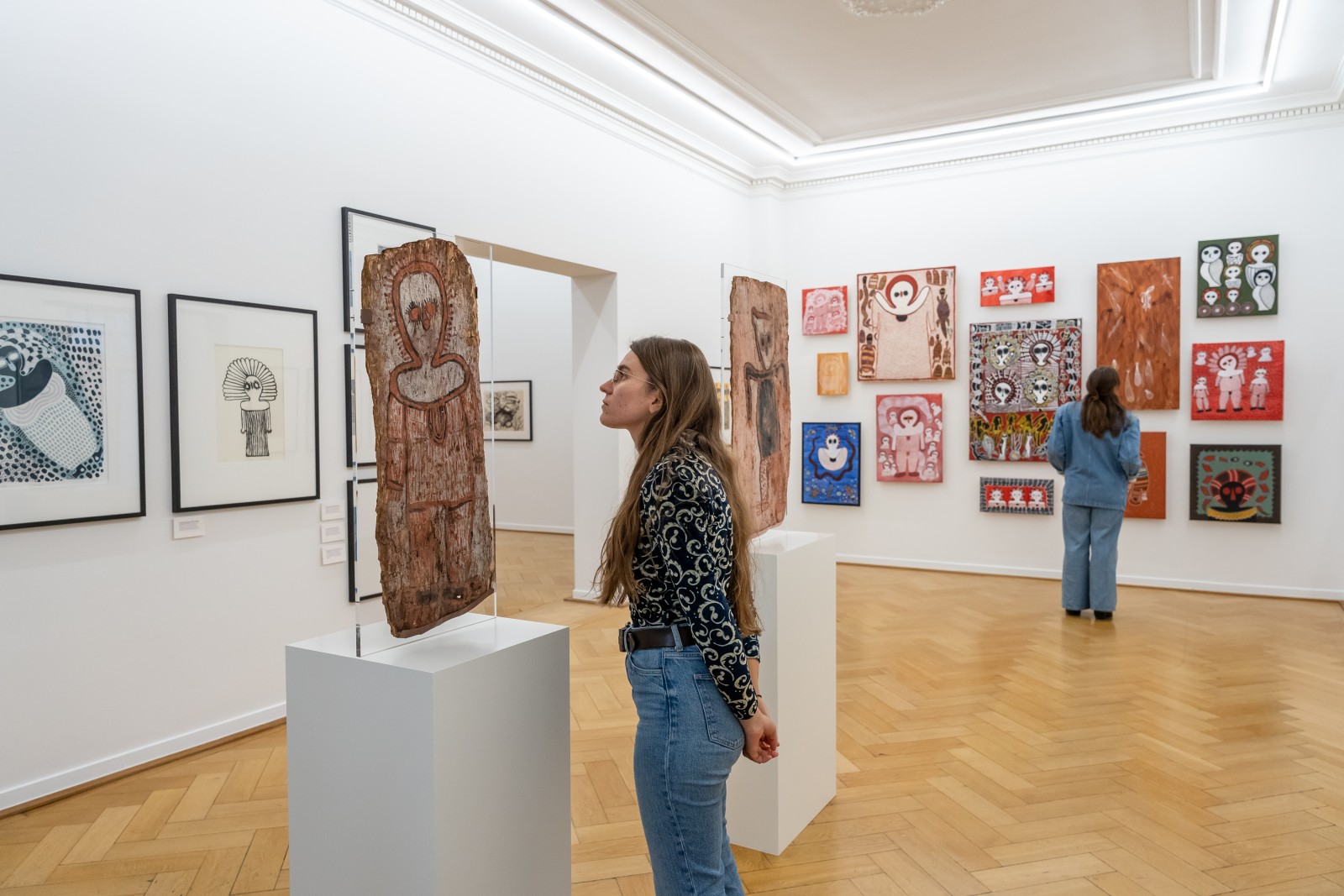 Visitiors in the exhibition "Country bin pull'em". Photo: Esra Klein