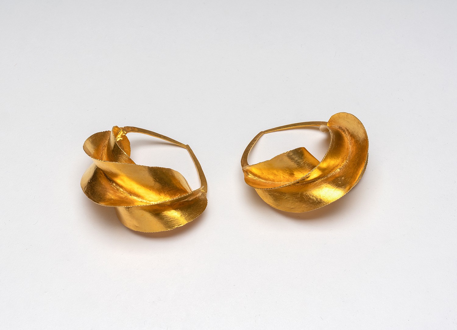 Earrings. Gold. Peulh of Mali, West Africa. Purchased from Thomas Schunk, 1989. Collection Weltkulturen Museum. Photo: Wolfgang Günzel