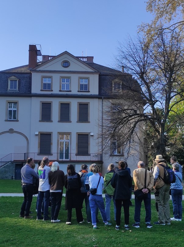 Guided Tour on the history of the museum. Photo: Weltkulturen Museum