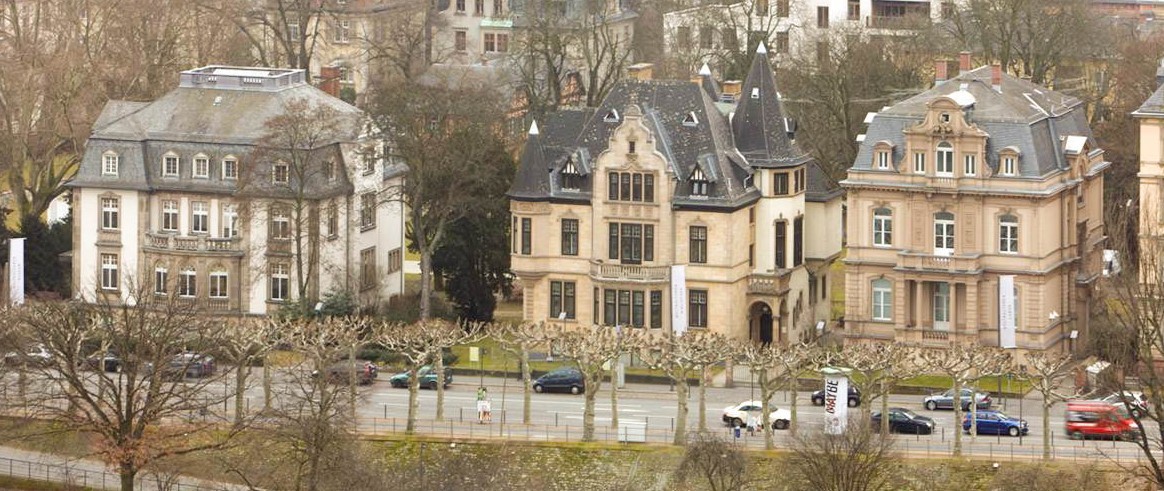 Die drei Gebäude des Weltkulturen Museums am Schaumainkai. Foto: Wolfgang Günzel