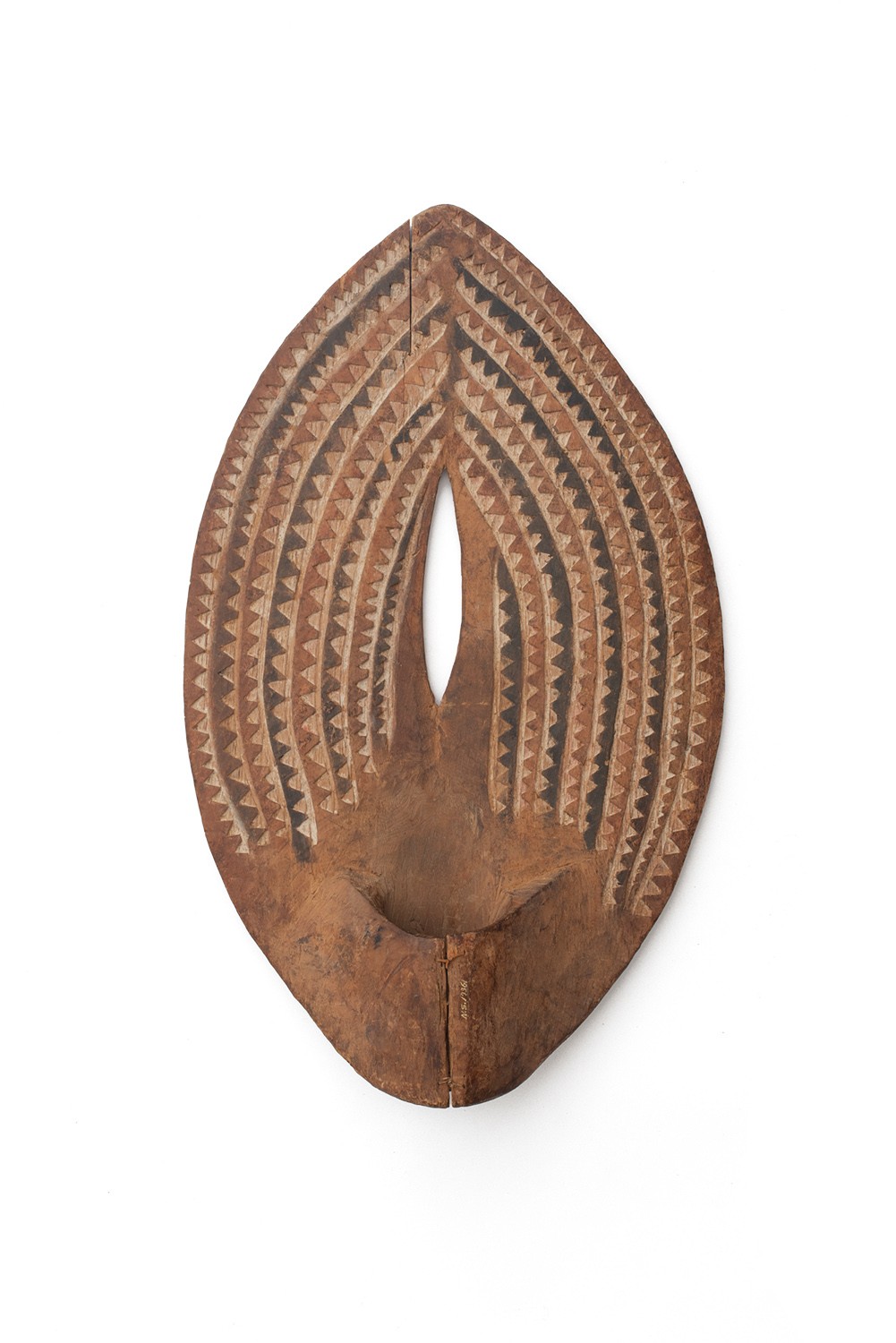 Ndoome, ‘Dance Shield’; Kikuyu, Kenya; 19th/20th century; Wood, colour pigments; Artist/craftsperson: not documented; Dealer: William Ockleford Oldman; In the Weltkulturen Museum, Frankfurt am Main since 1911; Photo: Peter Wolff