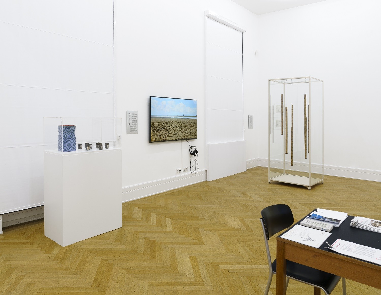 Exhibition view “HIDDEN IN PLAIN SIGHT. From Being Rendered Invisible and Becoming Visible”, Weltkulturen Museum 2021, Photo: Wolfgang Günzel