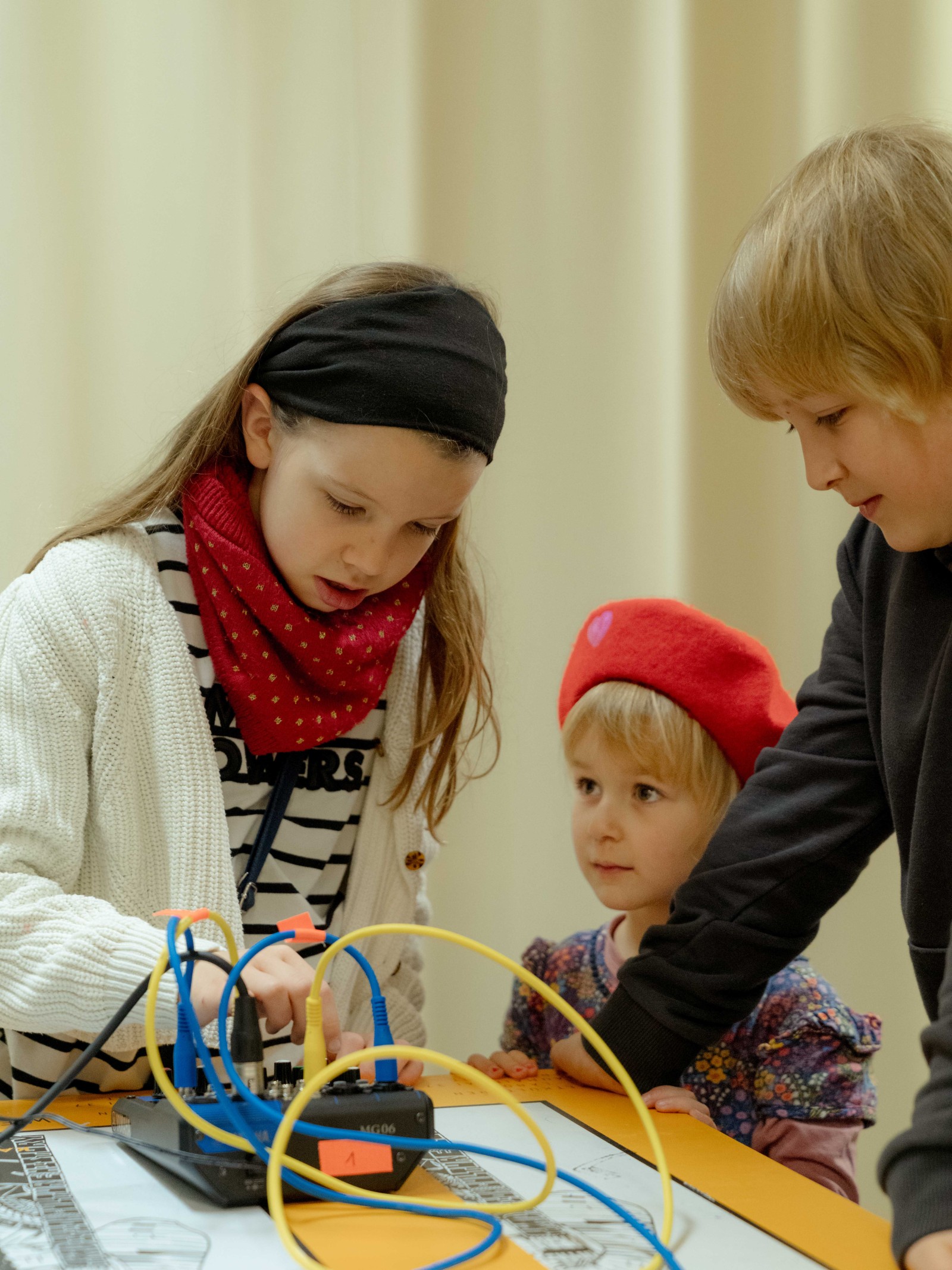 Workshop No-Input-Mixen. Photo: Linda Deutsch