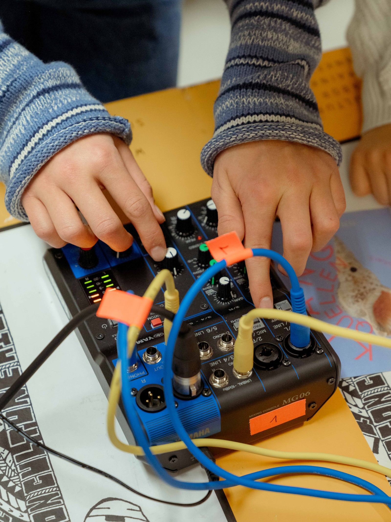 Workshop No-Input-Mixen. Photo: Linda Deutsch