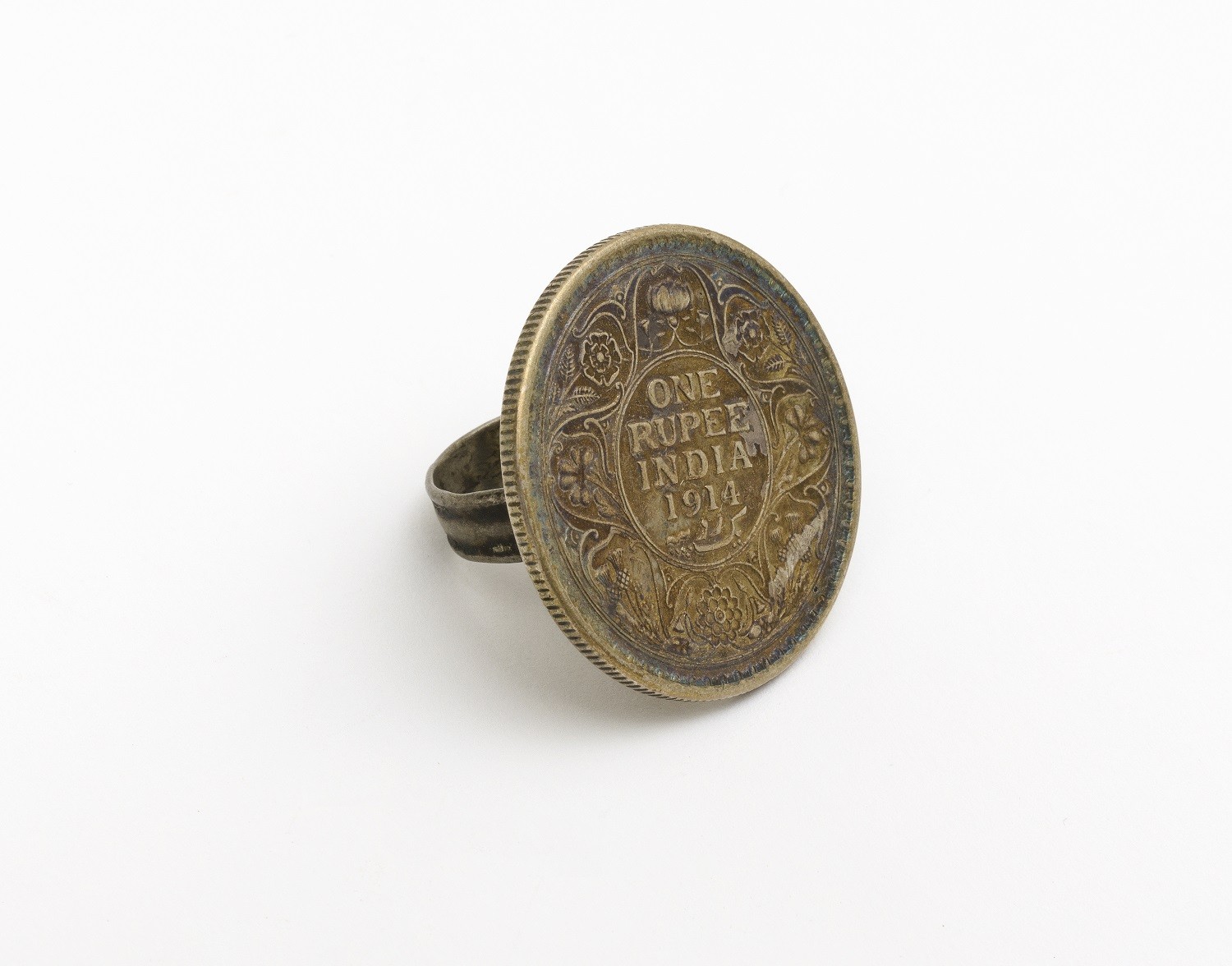 Finger ring; Swahili (?), Kenya, 20th century; Coin, silver; Artist/craftsperson: not documented; Collector: Dr Johanna Agthe; In the Weltkulturen Museum since 1974, Photo: Peter Wolff