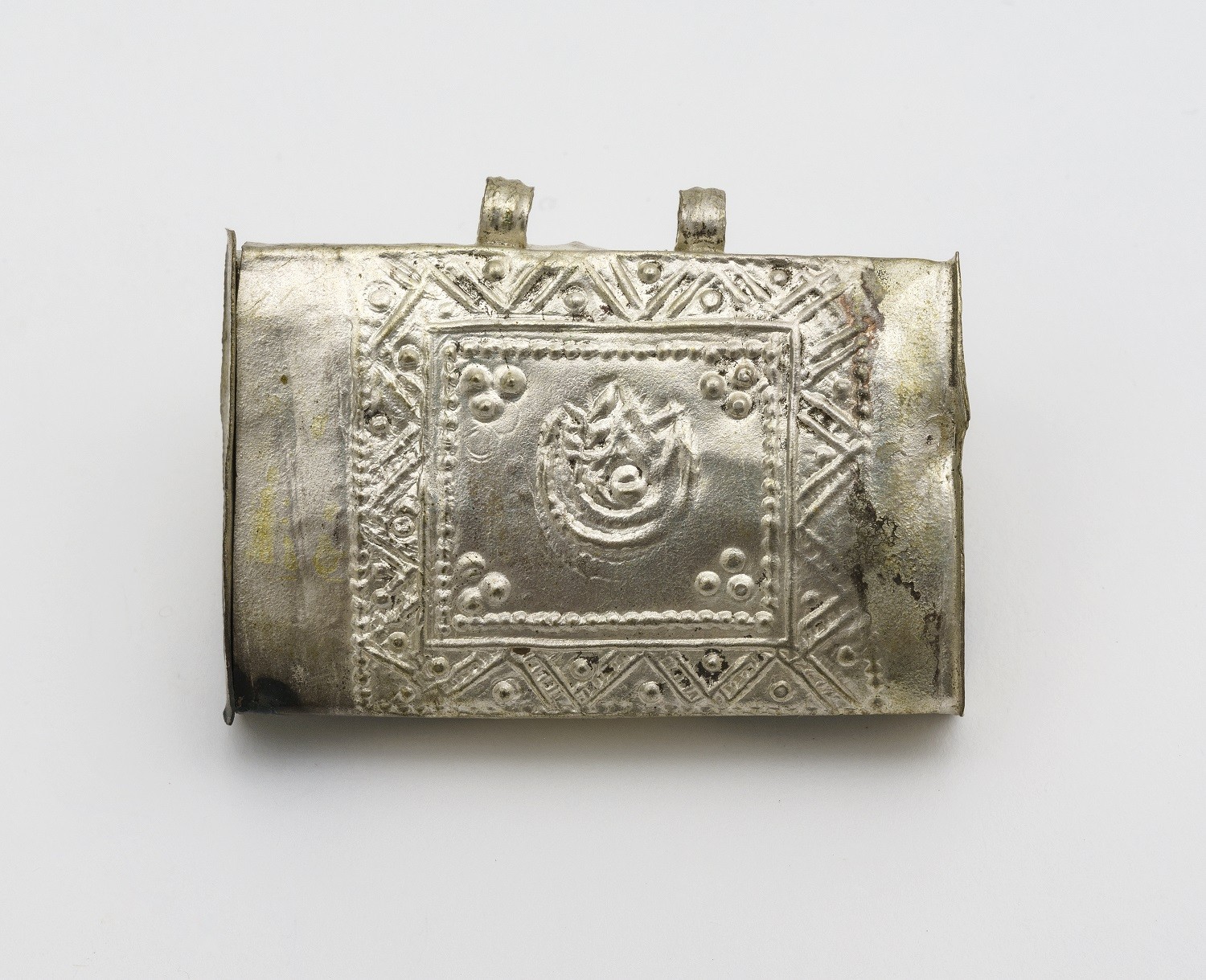 Hirizi ya fedha, Amulet (protective silver amulet); Swahili, Kenya, 20th century; Silver; Artist/craftsperson: unknown goldsmith in Mombasa; Collector: Dr Johanna Agthe; In the Weltkulturen Museum since 1974; Photo: Peter Wolff