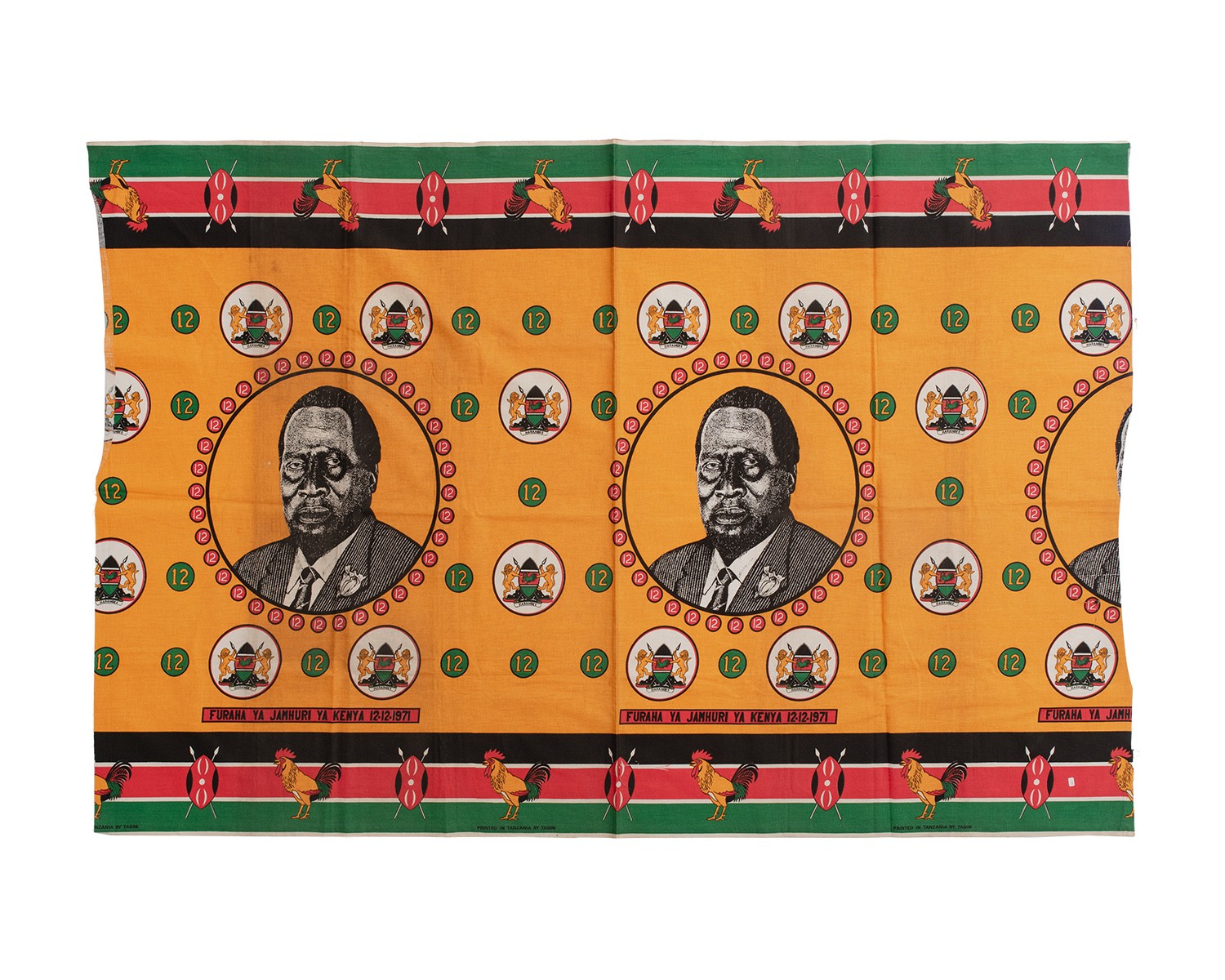 Kanga on the 8th anniversary of Kenya's independence (12.12.1971); Cotton; Producer: Tasini, Tanzania, 1971; Collector: Dr Johanna Agthe; In the Weltkulturen Museum, Frankfurt am Main since 1974; Photo: Peter Wolff