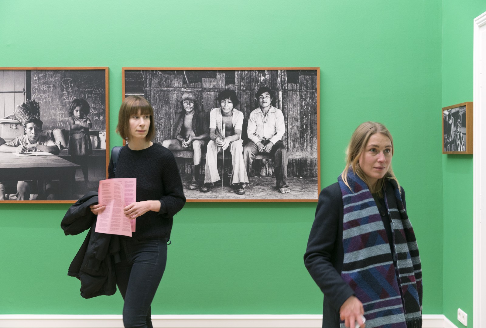 Besucher in der Ausstellung „Variationen des Wilden Körpers