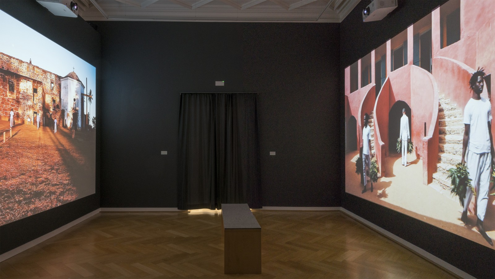 Exhibition view ”Entre Terra e Mar. Between Land and Sea. Transatlantic Art” in the Weltkulturen Museum 2017