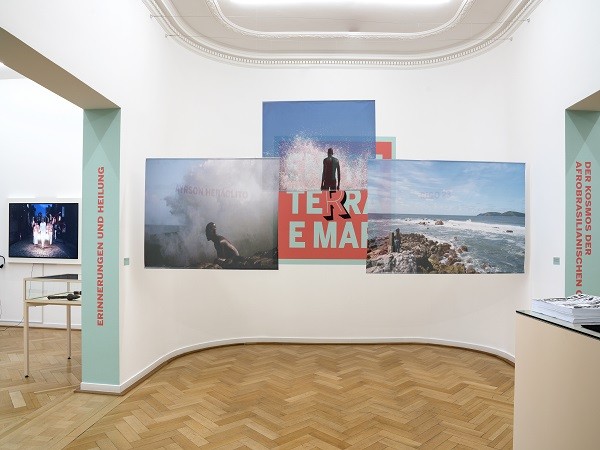 Exhibition view ”Entre Terra e Mar. Between Land and Sea. Transatlantic Art” in the Weltkulturen Museum 2017