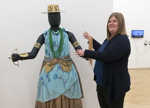 Conservator Kristina Werner in the exhibition “Entre Terra e Mar”, Weltkulturen Museum 2017