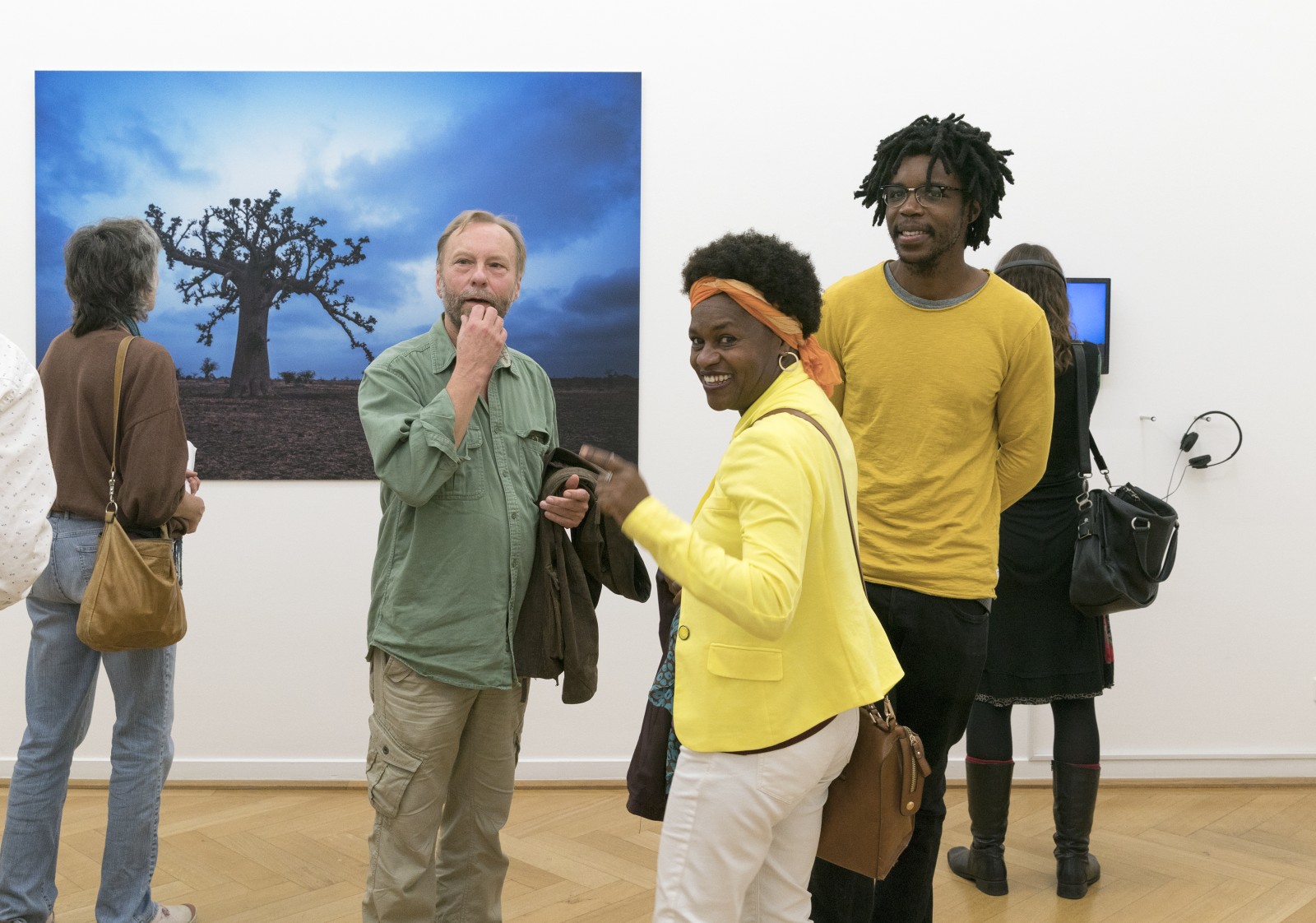 Visitors in the exhibition “Entre Terra e Mar