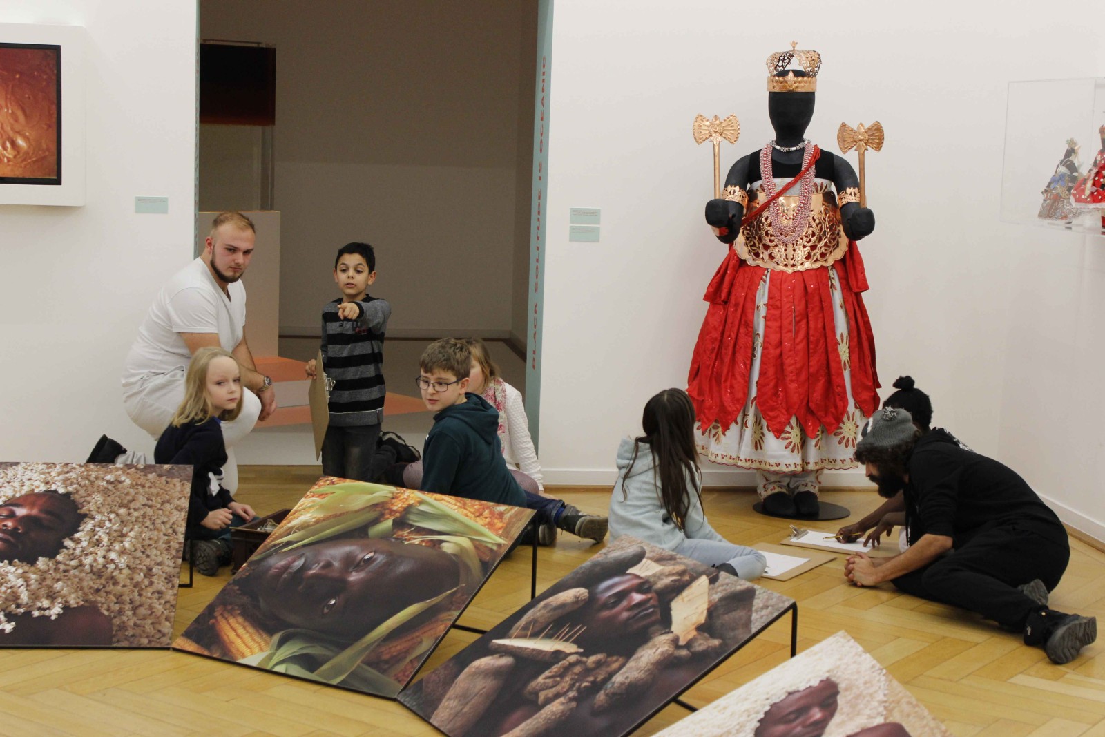Little visitors in the exhbition “Entre Terra e mar”, Weltkulturen Museum 2017