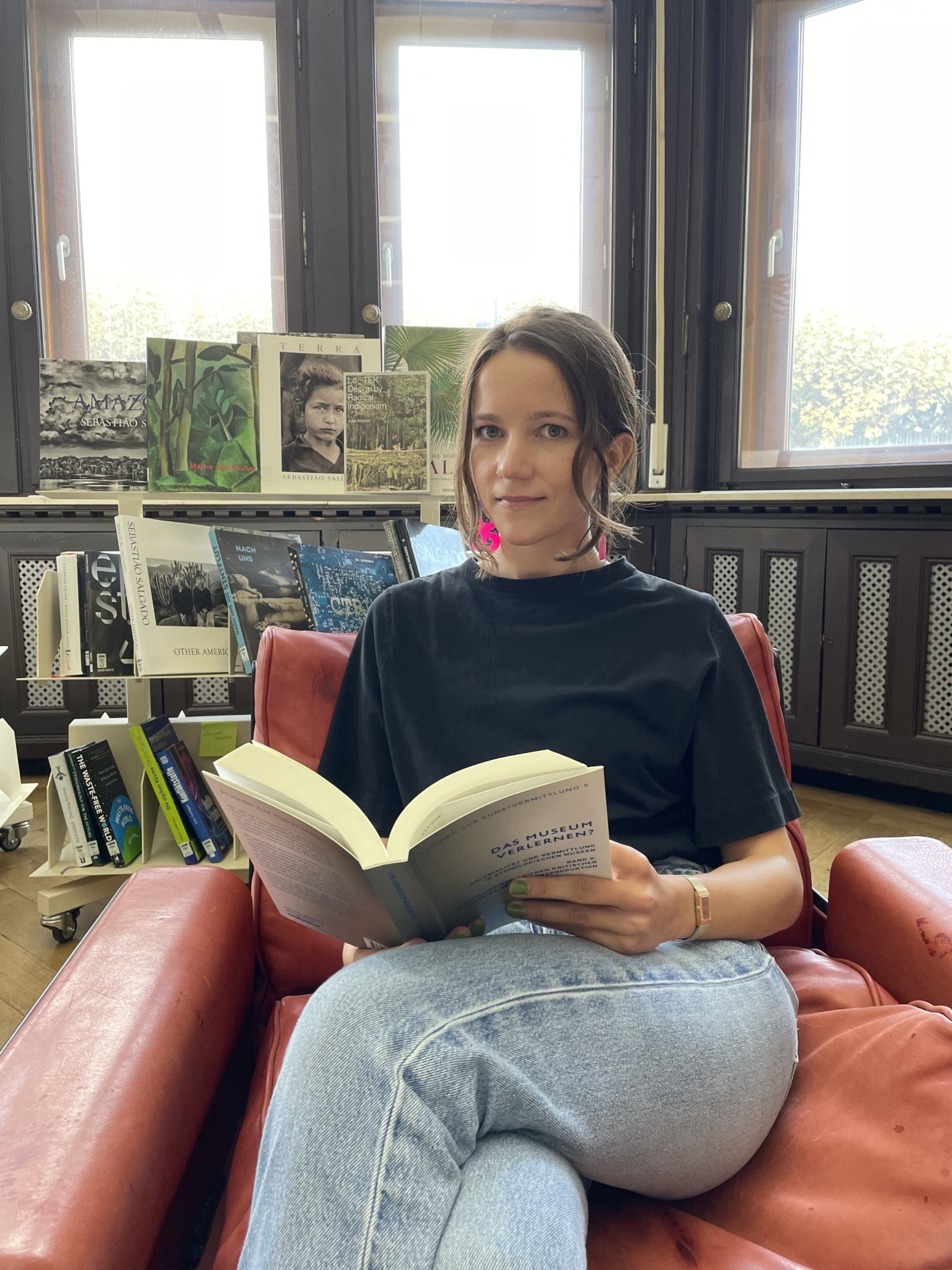 Amelie Kleinhubbert invites to the reading club in the Weltkulturen Library. Photo: Weltkulturen Museum