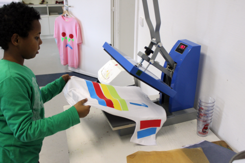 T-shirt with the hot press self-designed, Workshop 2016. Photo: Weltkulturen Museum