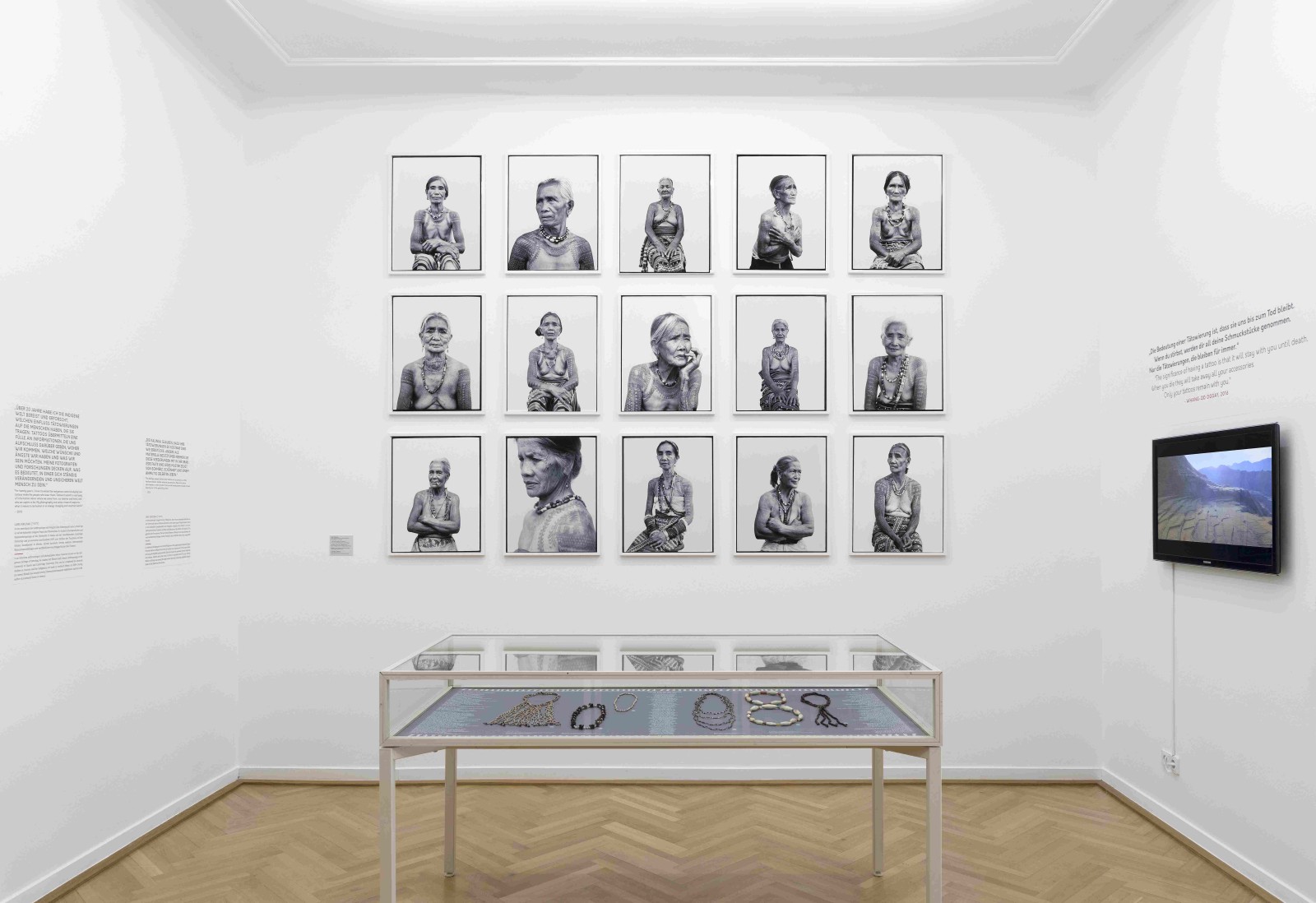 Exhibition GREY IS THE NEW PINK with necklaces, Collection Weltkulturen Museum and works by Jake Verzosa; Photo: Wolfgang Günzel: Weltkulturen Museum 2018