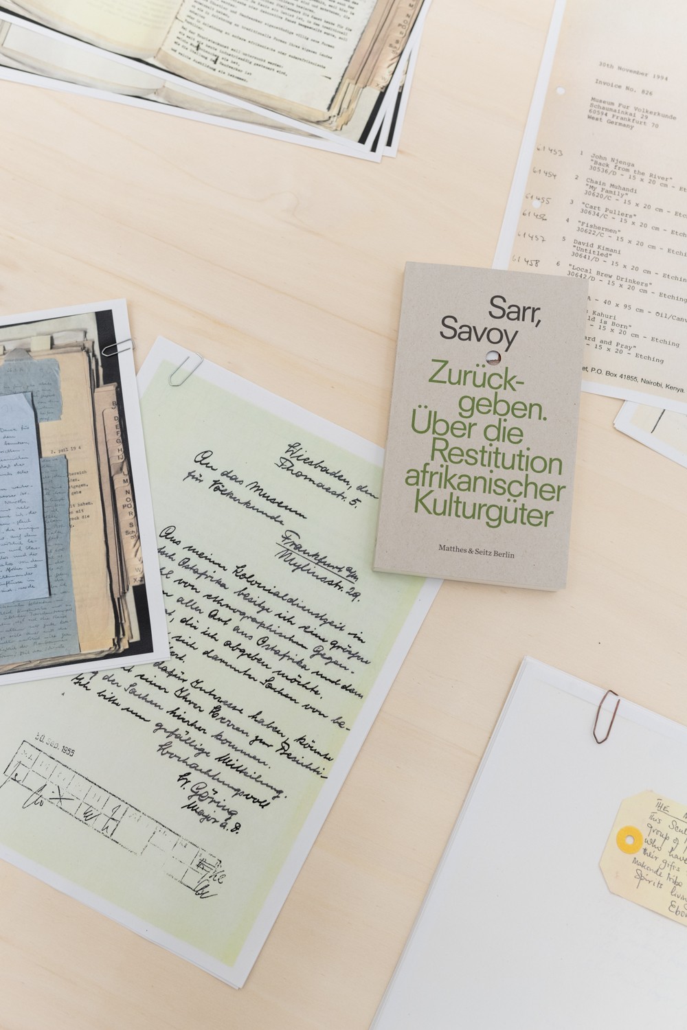 Exhibition view “Invisible Inventories: Questioning Kenyan Collections in Western Museums”; Weltkulturen Labor; Photo: Peter Wolff 2021
