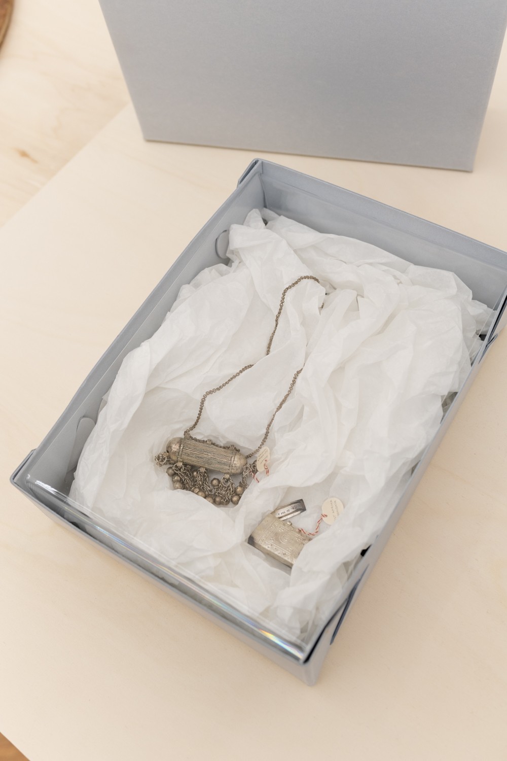 Exhibition view “Invisible Inventories: Questioning Kenyan Collections in Western Museums”; Weltkulturen Labor; Photo: Peter Wolff 2021