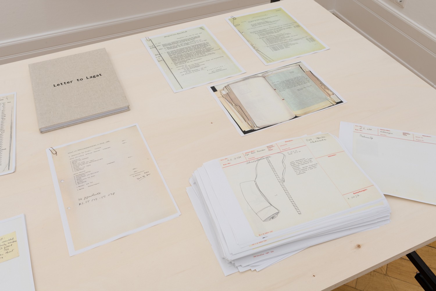 Exhibition view “Invisible Inventories: Questioning Kenyan Collections in Western Museums”; Weltkulturen Labor; Photo: Peter Wolff 2021