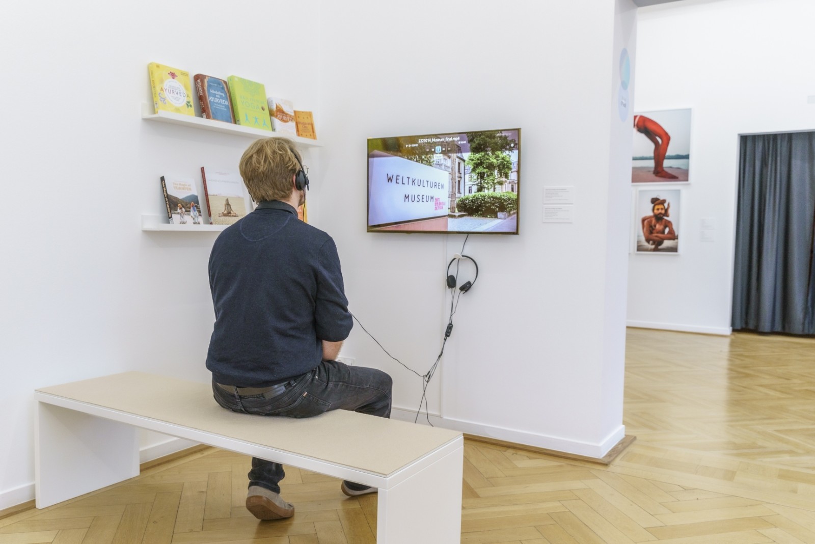 Exhibitionview "healing. Life in Balance", Weltkulturen Museum