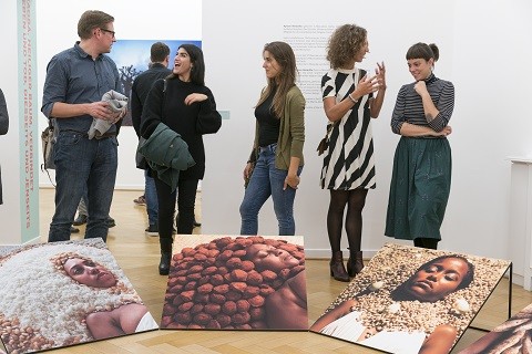 Visitors in the exhibition ”Entre Terra e Mar”, Weltkulturen Museum 2017