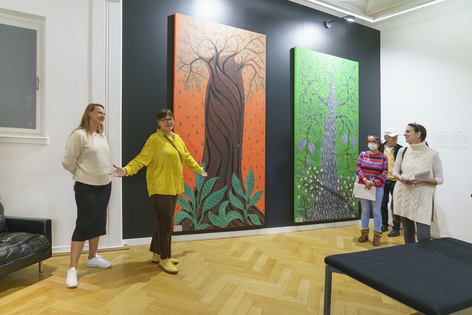 Visitors in the exhibition "healing. Life in Balance". Photo: Wolfgang Günzel
